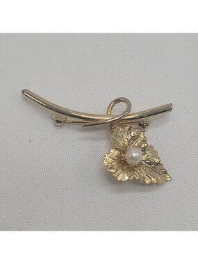 Vtg Gold-Tone Leaf Brooch Faux Pearl Accent Elegant Floral Design Retro Jewelry